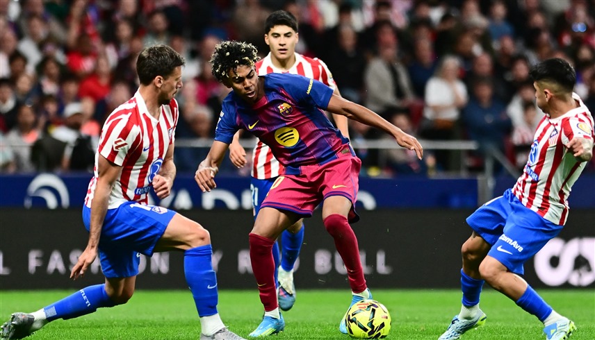 من لقاء برشلونة وأتلتيكو مدريد (رويترز)