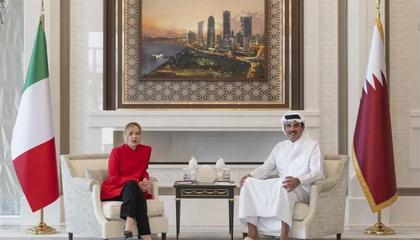أمير قطر الشيخ تميم بن حمد آل ثاني ورئيسة وزراء إيطاليا جورجيا ميلوني (قنا)