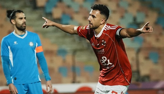 الأهلي يحيي آماله بالتتويج بلقب الدوري بفوز صعب على سموحة
