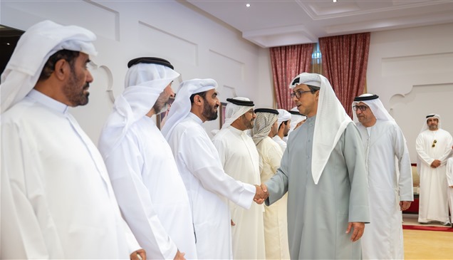 منصور بن زايد يعزي في وفاة محمد سفر الهاجري بمجلس المرخانية في العين