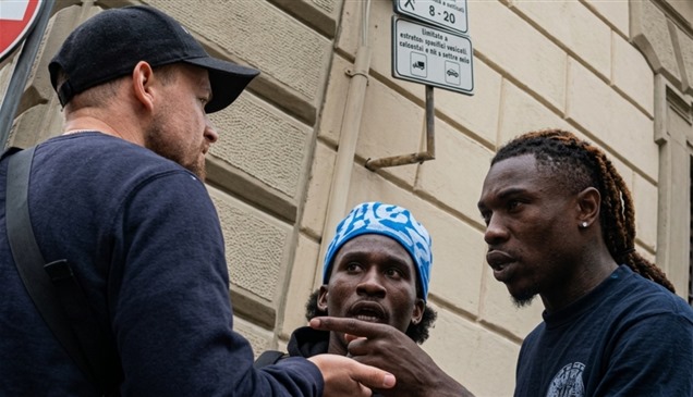 نجم فيورنتينا يفقد أعصابه ويهاجم "بلوغر" إيطالي أمام الكاميرات