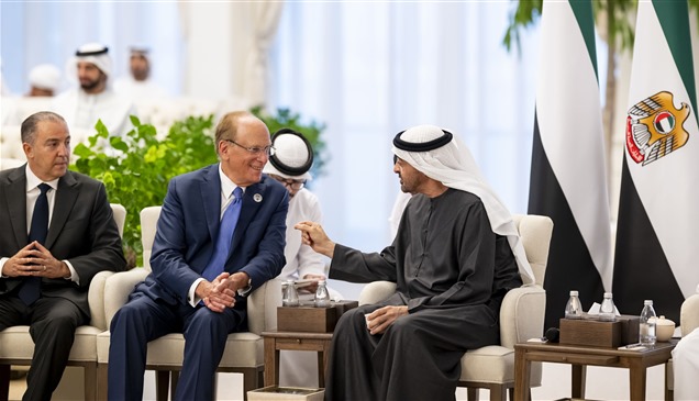 محمد بن زايد والرئيس التنفيذي لشركة "بلاك روك" يناقشان آفاق الاستثمار والاقتصاد العالمي