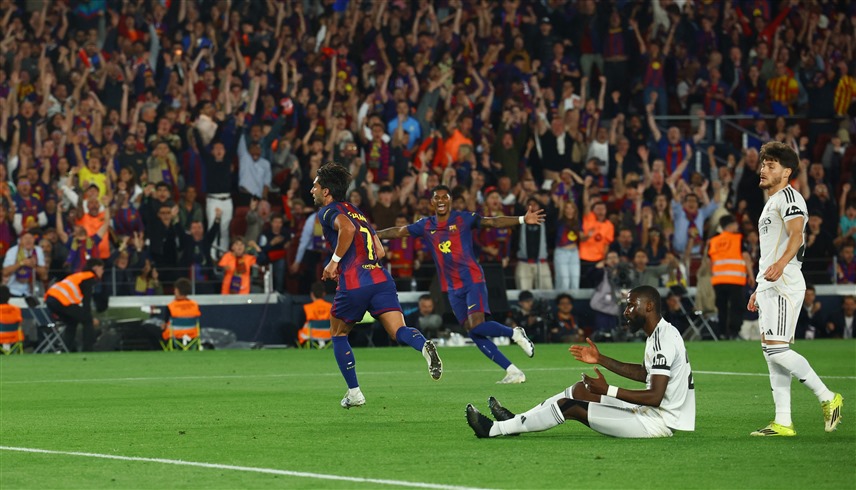من لقاء برشلونة والريال (رويترز)