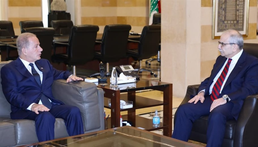 رئيس الحكومة اللبنانية نواف سلام والسفير الأمريكي في بيروت ميشيل عيسى (من المصدر)