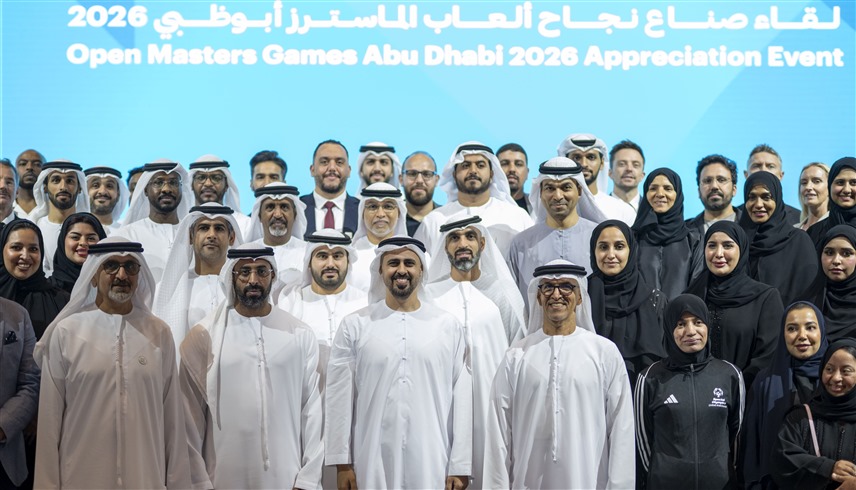 الشيخ ذياب بن محمد بن زايد آل نهيان يتوسط فِرق العمل واللجان التنظيمية والشركاء والداعمين في ألعاب الماسترز أبوظبي 2026 (وام)