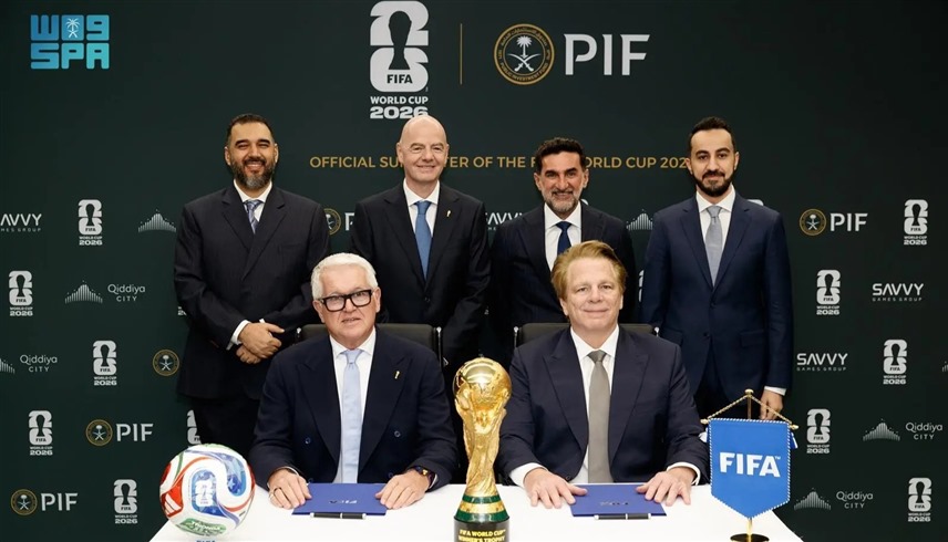 من توقيع اتفاقية شراكة بين صندوق الاستثمارات العامة السعودي والاتحاد الدولي لكرة القدم (واس)