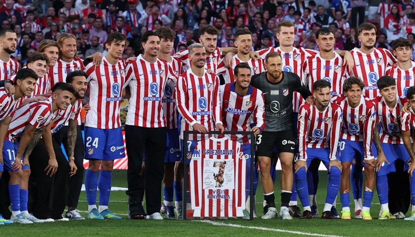 غريزمان يتوسط نجوم أتلتيكو مدريد في لحظة الوداع (رويترز)