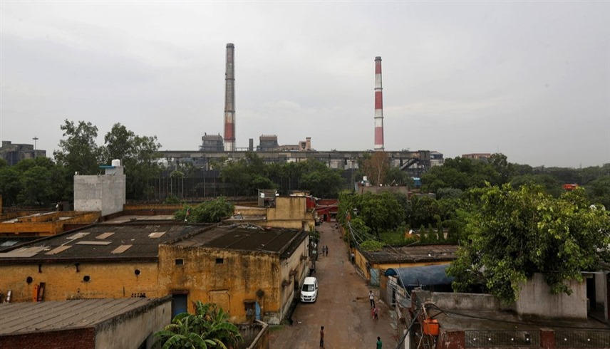 مداخن محطة كهرباء تعمل بالفحم في نيودلهي (رويترز)