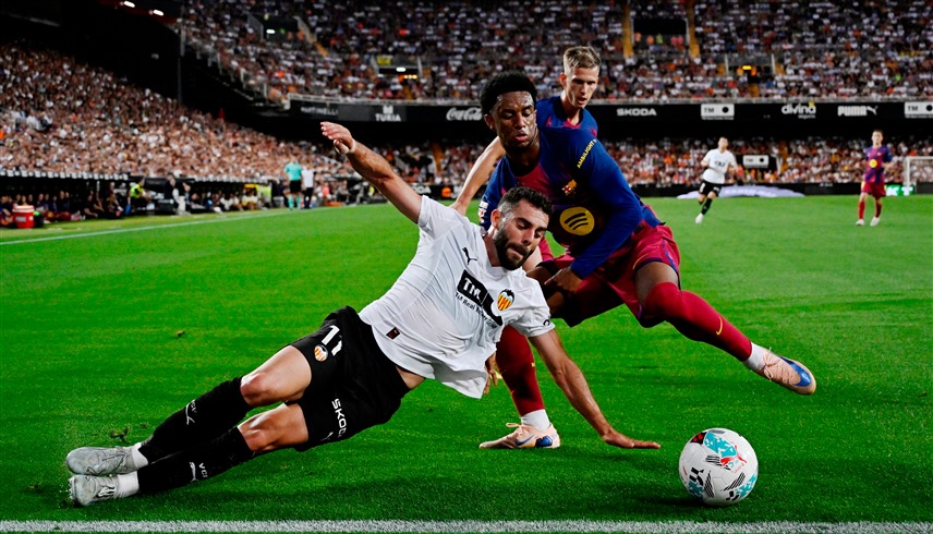 من لقاء برشلونة وفالنسيا (رويترز)