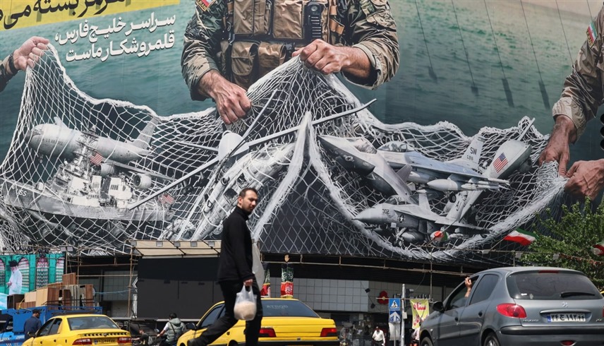 لوحة إعلانية ضخمة كُتب عليها "مضيق هرمز لا يزال مغلقًا" في طهران (أرشيف)