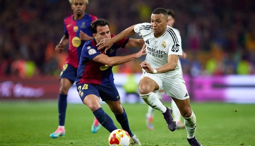 من لقاء ريال مدريد وبرشلونة (رويترز)