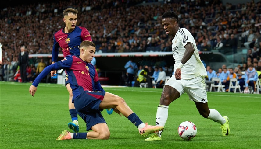 من لقاء برشلونة وريال مدريد (رويترز)