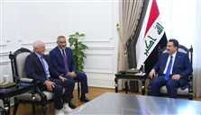 السوداني يستقبل غراهام أرنولد ويسلمه العلم العراقي دعماً لـ"أسود الرافدين"