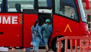 تحت حراسة مشددة.. وصول 14 إسبانياً من سفينة "هانتا" الموبوءة إلى مدريد