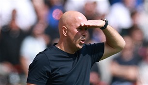 ليفربول يتمسك بسلوت رغم صافرات أنفيلد