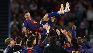 ليفاندوفسكي يودع كامب نو بالدموع ويغادر برشلونة من الباب الكبير