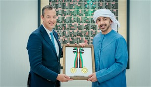 محمد بن زايد يمنح سفير المملكة المتحدة وسام الاستقلال من الطبقة الأولى