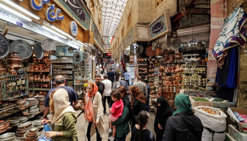 متسوقون في طهران (أ ف ب)