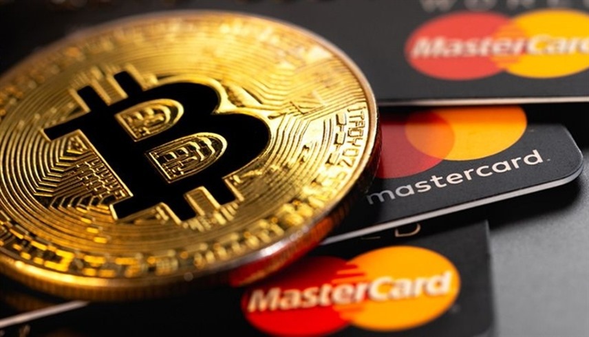 بطاقات وماستركارد مع شعار عملة بيتكوين الرقمية (أرشيف)