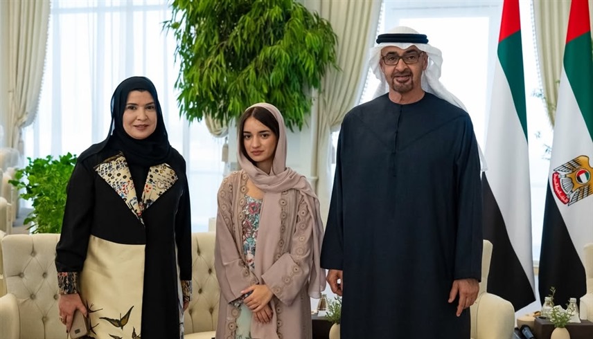 الشيخ محمد بن زايد وفاطمة العوضي ووالدتها (إنستغرام)