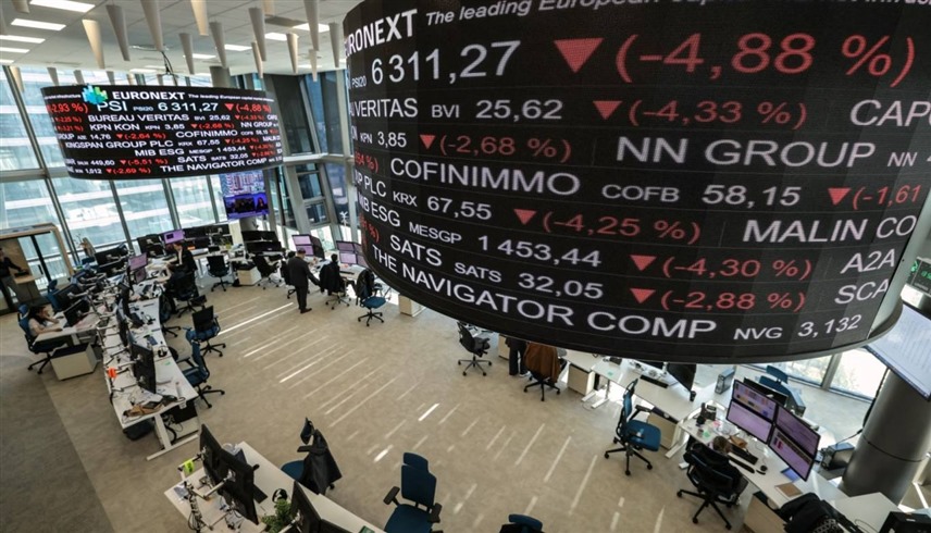 متداولون في إحدى بورصات أوروبا (أ ف ب)