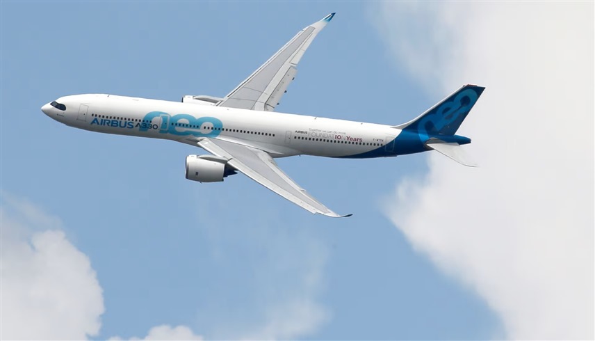 طائرة إيرباص A330 NEO تحلق بالقرب من مطار لو بورجيه في فرنسا (رويترز)