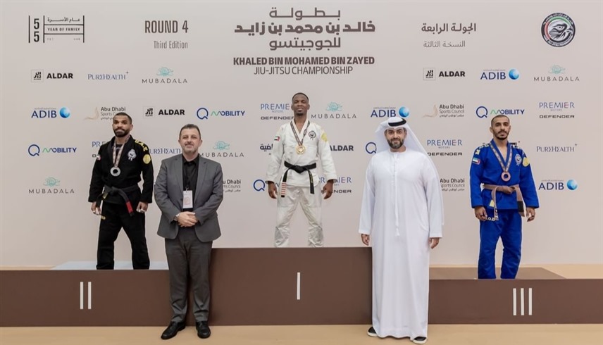 جانب من تتويج الفائزين في الجولة الرابعة من بطولة خالد بن محمد بن زايد للجوجيتسو (وام)