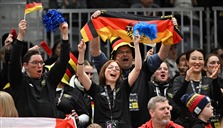 نجوم منتخب ألمانيا ينقذون جماهيرهم من "قطار الأسعار" في نيويورك