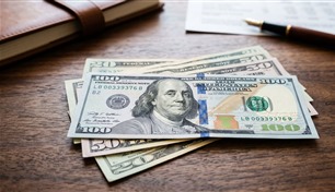 مؤشر الدولار يخترق قمة 13 شهراً.. كيف أشعلت سياسات "الفيدرالي" سعر الأخضر؟