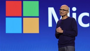 "مايكروسوفت" تحذر من احتكار عمالقة الذكاء الاصطناعي