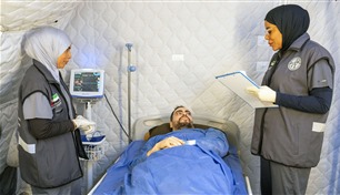 المستشفى الإماراتي يجري جراحة متقدمة لمريض من غزة 