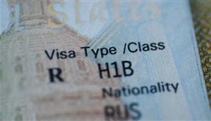 قاضٍ فيدرالي يلغي رسوم ترامب على تأشيرات "H-1B"