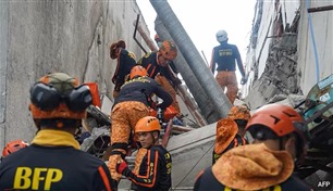 زلزال الفلبين يخلّف 41 قتيلاً ويجبر الجرحى على العلاج في العراء