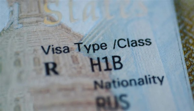 قاضٍ فيدرالي يلغي رسوم ترامب على تأشيرات "H-1B"