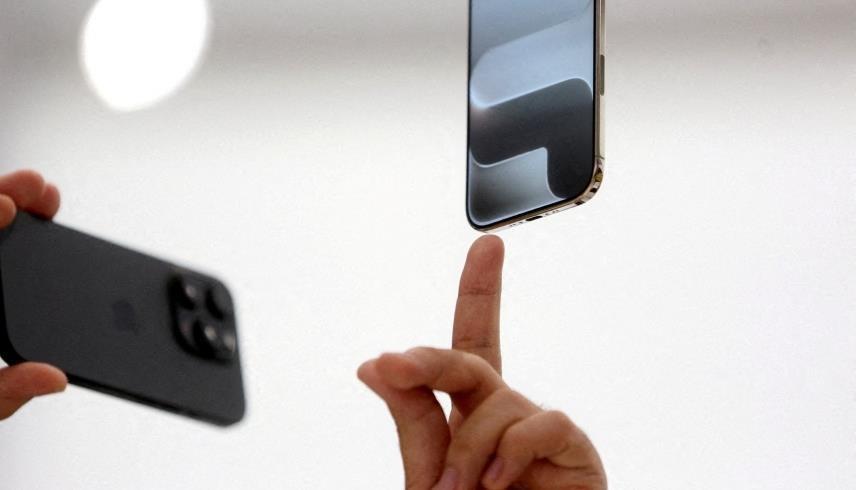 تختبر شركة آبل تقنية قد تتيح تشغيل نماذج الذكاء الاصطناعي الكبيرة على هواتف iPhone (رويترز)