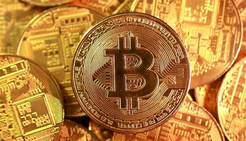 قطع معدنية تحمل شعارات لبيتكوين (رويترز)