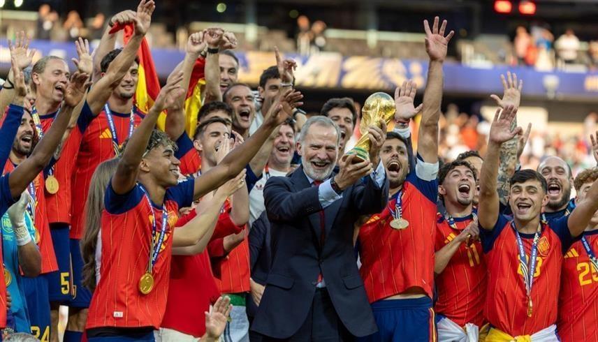 الملك فيليبي السادس ومنتخب إسبانيا (رويترز)