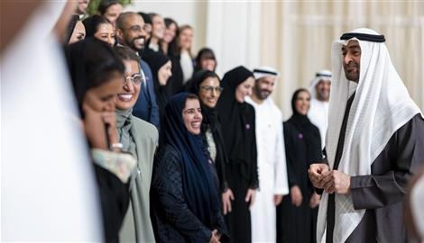 محمد بن زايد يستقبل فريق عمل الاحتفال الرسمي بعيد الاتحاد الـ54