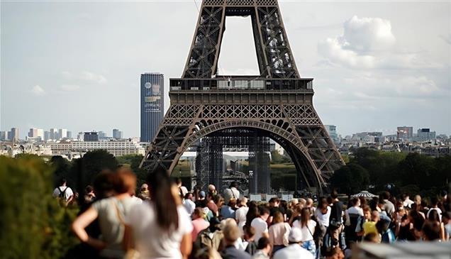 الحر يضرب برج إيفل.. إغلاق مبكر يربك السياحة في فرنسا