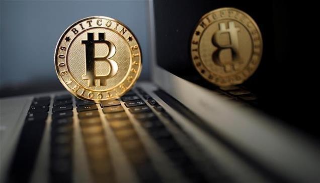بتكوين تقترب من 65 ألف دولار بعد تراجع رهانات رفع الفائدة الأمريكية