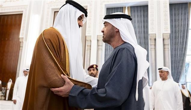 رئيس الدولة يقدم التعازي إلى أمير قطر بوفاة الشيخ حمد بن خليفة آل ثاني