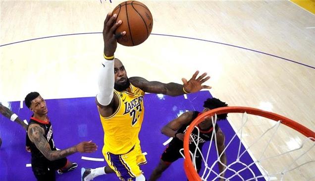كيف تتحول مليارات البث التلفزيوني إلى رواتب لنجوم "NBA"؟