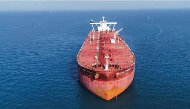 رغم تهديدات الحوثيين.. عشرات السفن تعبر باب المندب 