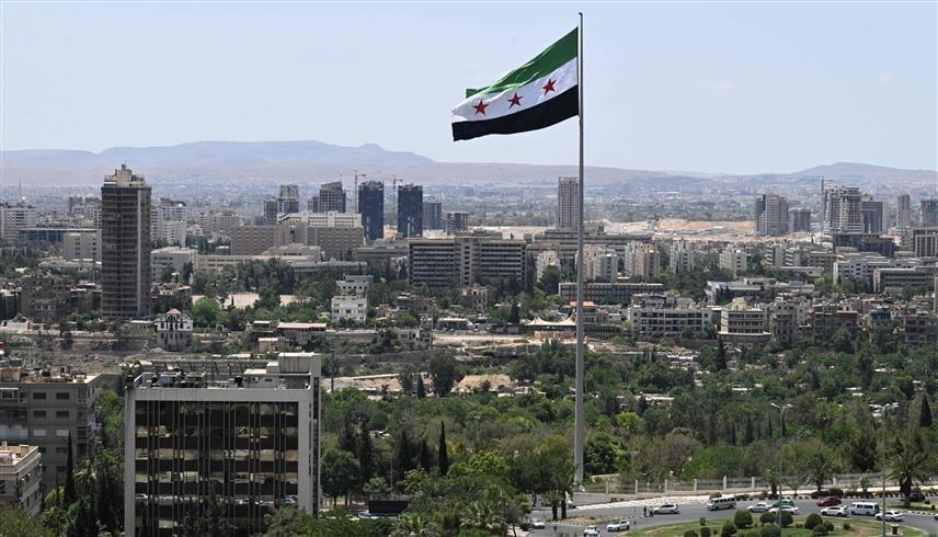 العلم السوري يرفرف في دمشق (أ ف ب)