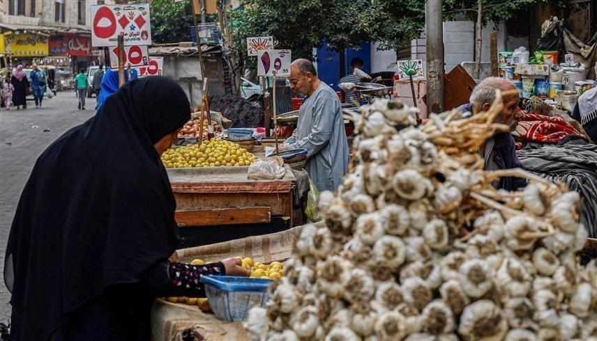 مواطنون مصريون يتسوقون في سوق خضار بالقاهرة (AFP)