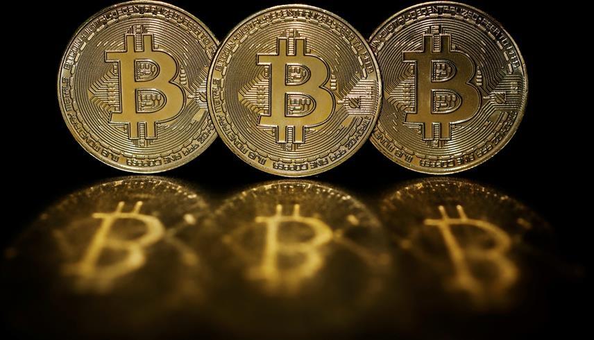 قطع معدنية تحمل شعار بيتكوين (رويترز)
