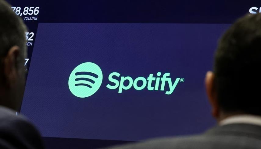 سبوتيفاي تتجاوز 300 مليون مشترك مدفوع للمرة الأولى (رويترز)