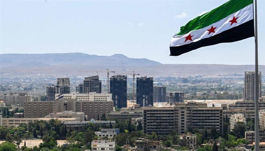 علم سوريا يرفرف في دمشق (أ ف ب)