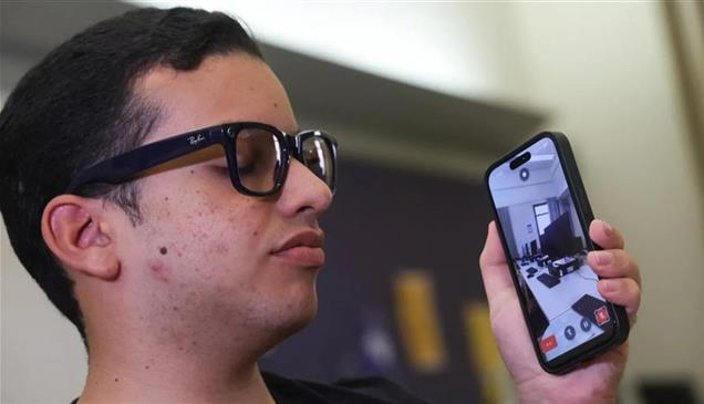مصري فقد بصره فطوّر "عيناً" بالذكاء الاصطناعي لمساعدة المكفوفين 