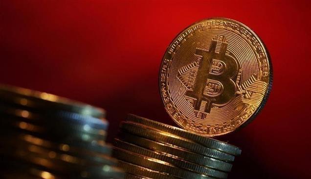"البيتكوين" تحلق فوق 77 ألف دولار بدعم السندات وتشريعات ترامب